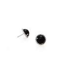 Aretes circulares con taches de plata y onix cabuchón de 10mm, de la colección taches hechos por Mariana Shuk