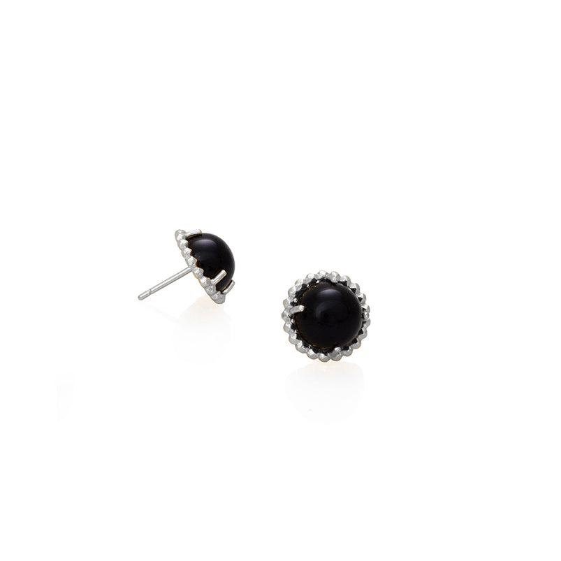 Aretes circulares con taches de plata y onix cabuchón de 10mm, de la colección taches hechos por Mariana Shuk