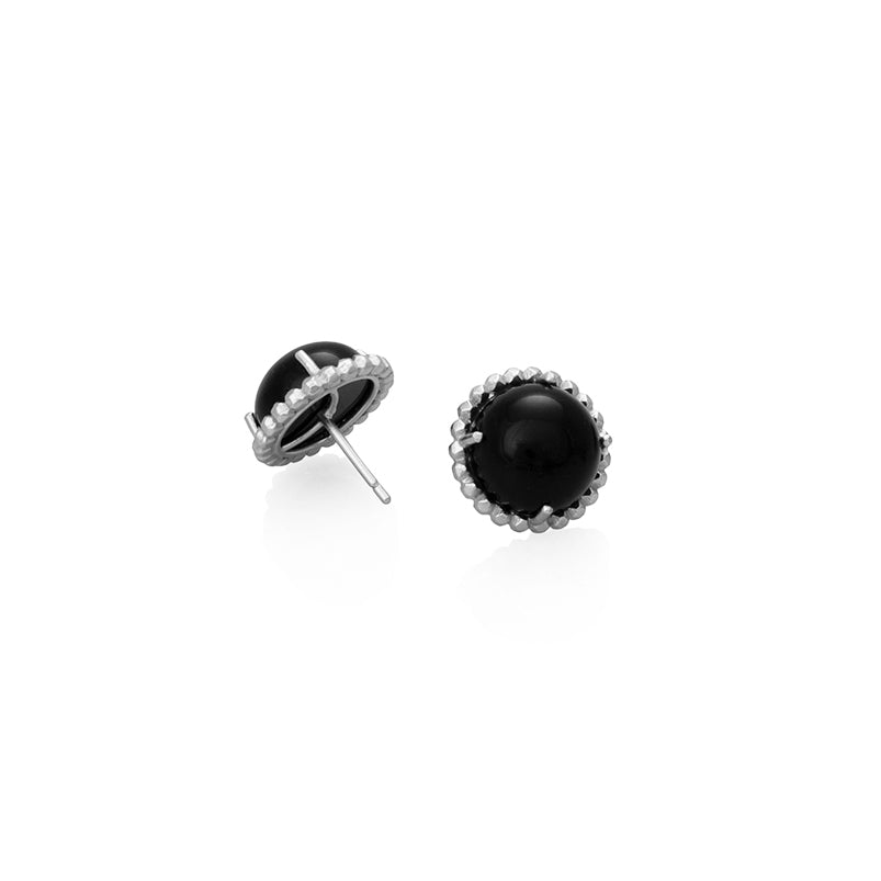 Aretes circulares de taches de plata con onix cabuchón de 12mm de la colección Taches, hechos por Mariana Shuk