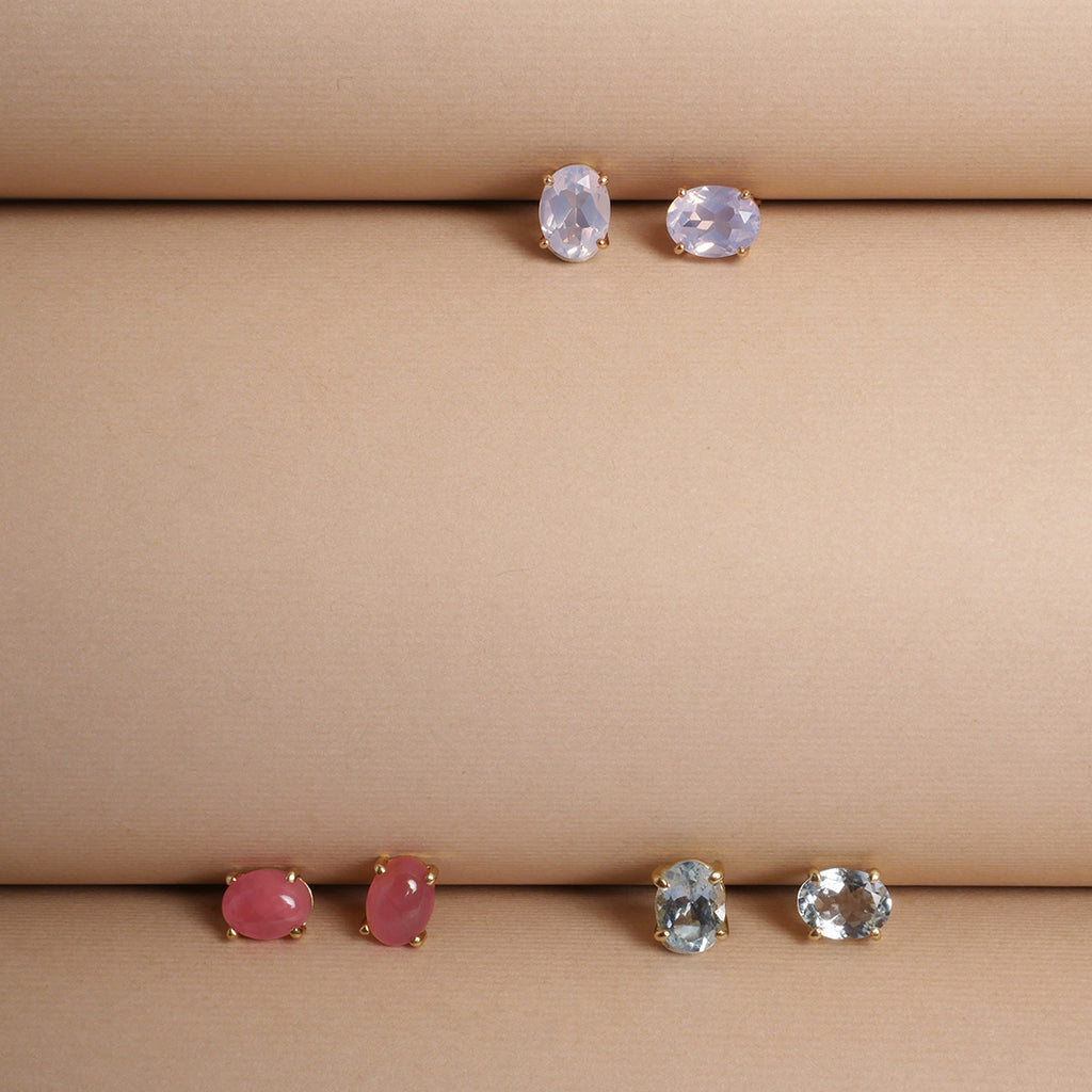 Aretes en oro 18k con rodocrositas óvalo cabuchoó foto con otras opciones. Joyería de autor, hecho en Colombia por Mariana Shuk.