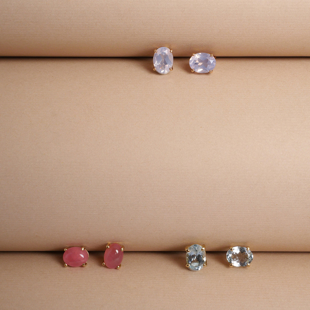 Aretes en oro 18k con rodocrositas óvalo cabuchoó foto con otras opciones. Joyería de autor, hecho en Colombia por Mariana Shuk.