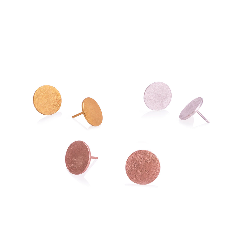 Aretes en plata 925 luna y sol, vista frontal de tres variaciones. Joyería de autor, hecho en Colombia por Mariana Shuk.