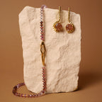 Aretes rutilao taches y collar secuencia turmalina rosada en vermeil, foto ambientada. Joyería artesanal de la colección Simetría y Reflejo. Diseños exclusivos, hecho en Colombia por Mariana Shuk.