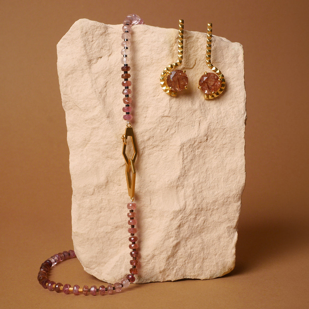 Aretes rutilao taches y collar secuencia turmalina rosada en vermeil, foto ambientada. Joyería artesanal de la colección Simetría y Reflejo. Diseños exclusivos, hecho en Colombia por Mariana Shuk.