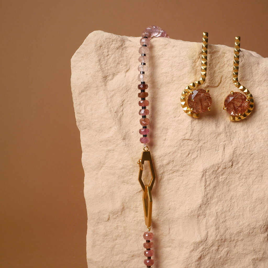 Aretes rutilao taches y collar secuencia turmalina rosada en vermeil, foto ambientada zoom. Joyería artesanal de la colección Simetría y Reflejo. Diseños exclusivos, hecho en Colombia por Mariana Shuk.