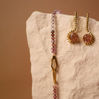 Aretes rutilao taches y collar secuencia turmalina rosada en vermeil, foto ambientada zoom. Joyería artesanal de la colección Simetría y Reflejo. Diseños exclusivos, hecho en Colombia por Mariana Shuk.