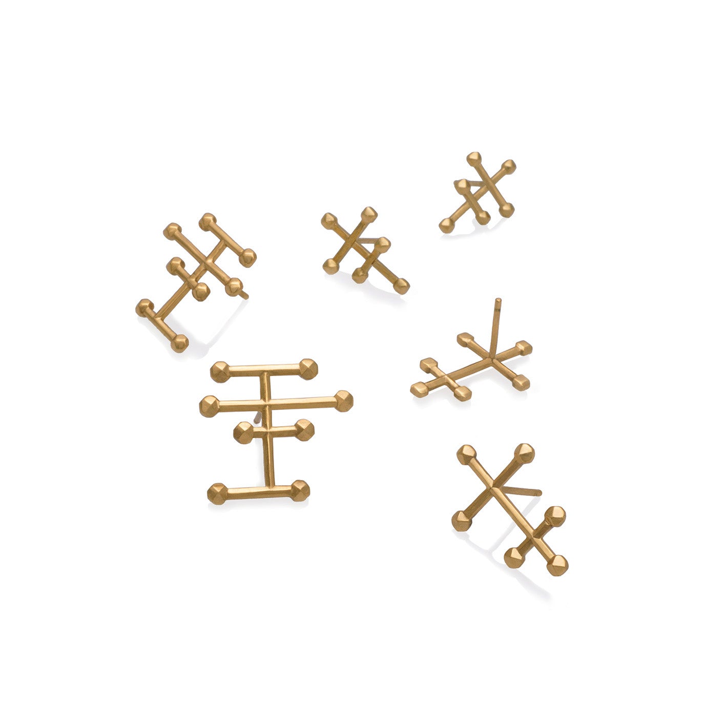 retes Taches mini en plata, foto con varios en enchape oro amarillo. Joyería de autor, hecho en Colombia por Mariana Shuk.