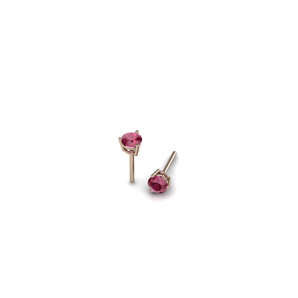  Aretes topos de oro rosado 18k con rubíes redondos talla diamante de 0.29ct (4mm), vista frontal. Joyería de autor, hecho en Colombia por Mariana Shuk.
