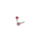 Aretes topos de oro rosado 18k con rubíes redondos talla diamante de 0.29ct (4mm), vista lateral. Joyería de autor, hecho en Colombia por Mariana Shuk.