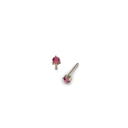 Aretes topos de oro rosado 18k con rubíes redondos de 0.10ct, vista lateral. Joyería de autor, hecho en Colombia por Mariana Shuk.