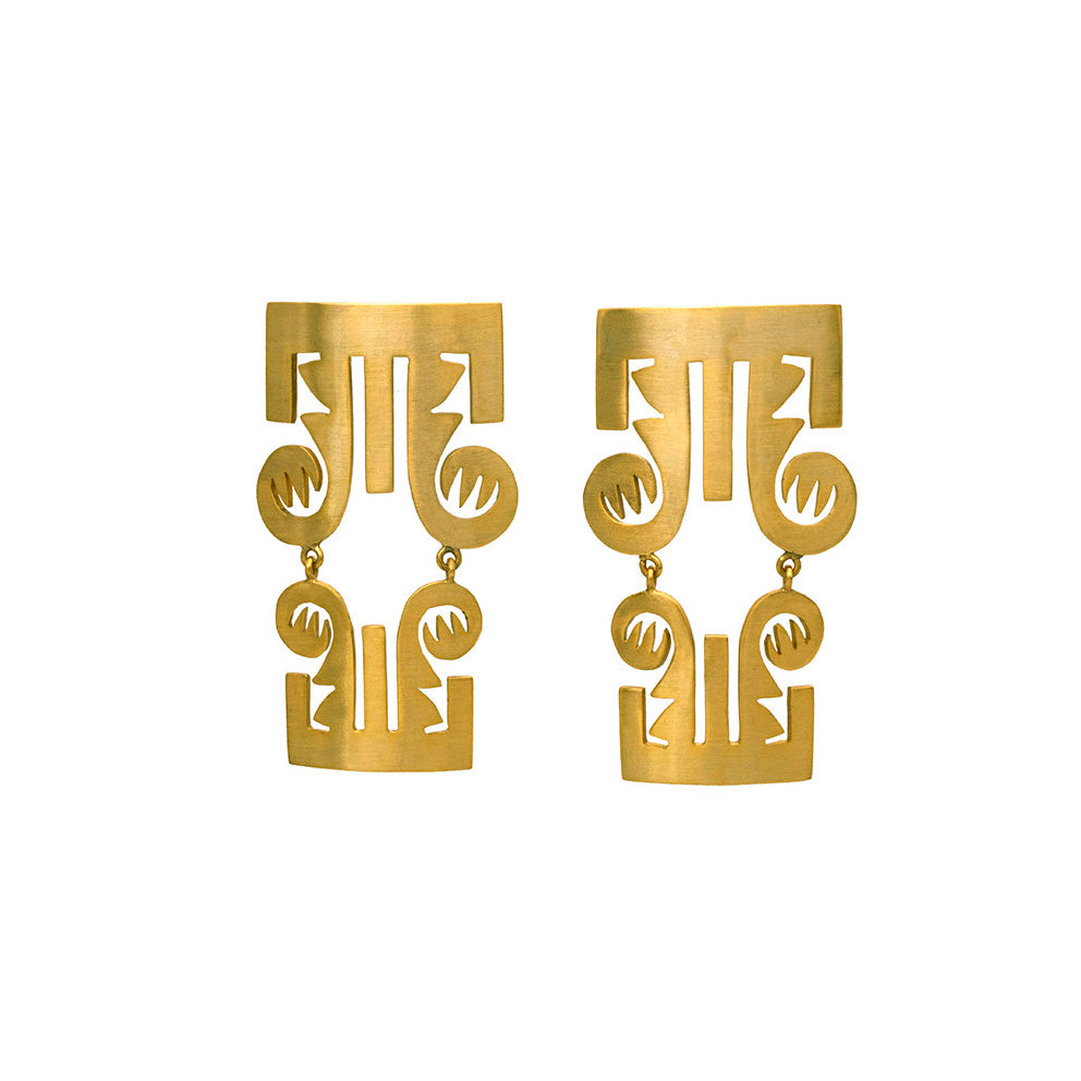 Aretes trompas precolombino en plata con enchape en oro amarillo, foto con vista frontal. Joyería de autor inspirada en arte precolombino. Diseños exclusivos, hecho en Colombia por Mariana Shuk.
