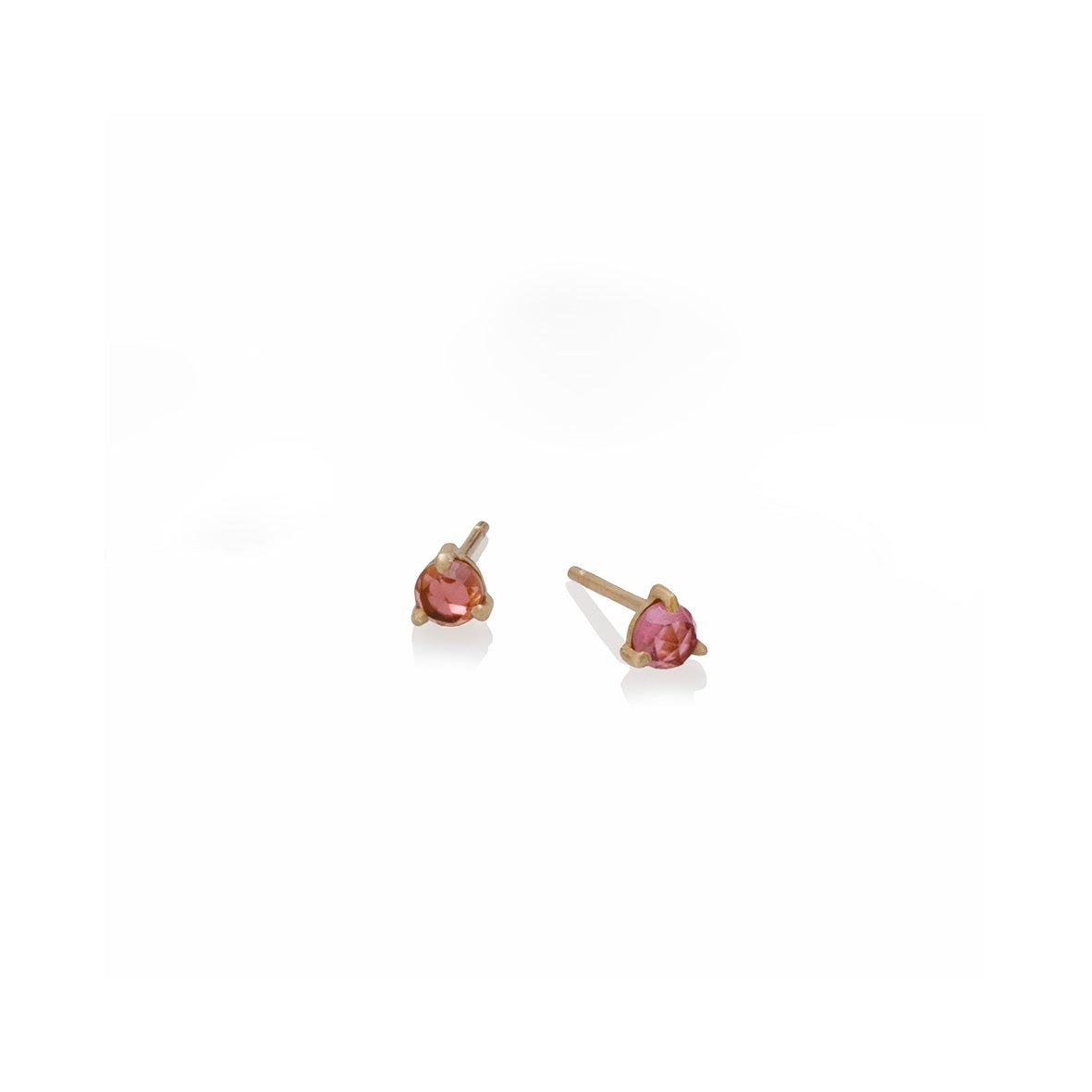 Aretes de oro amarillo de 18k con turmalinas rose cut de 4mm