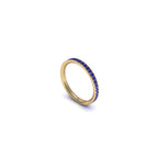 Argolla en oro amarillo 18k con 36 zafiros (0.54 ct), vista lateral, joyería de autor hecha a mano en Colombia.