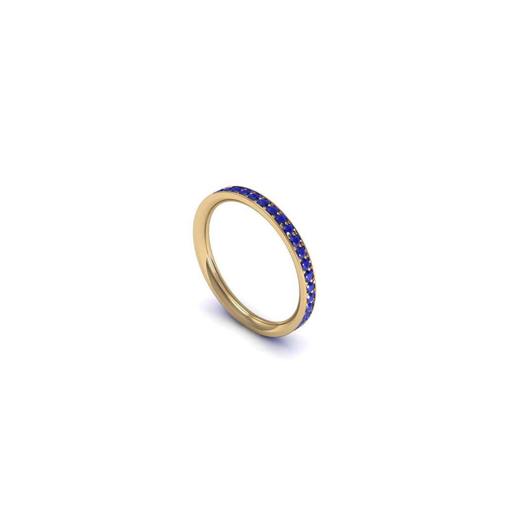 Argolla en oro amarillo 18k con 36 zafiros (0.54 ct), vista lateral, joyería de autor hecha a mano en Colombia.