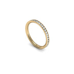 Argolla sin fin liviana en oro amarillo 18k con 36 diamantes blancos, joyería artesanal hecha a mano en Colombia. Vista frontal.