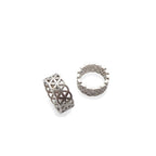 Este anillo celebra la fuerza de los detalles minimalistas con un diseño que aporta carácter y elegancia contemporánea. Hecho a mano en Colombia, combina la tradición artesanal con una estética moderna, disponible en oro blanco o rosado de 18k.