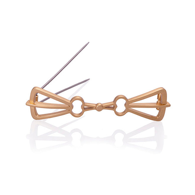 Broche patos en espejo en plata, foto con vista frontal. Joyería artesanal inspirada en arte precolombino. Diseños exclusivos, hecho en Colombia por Mariana Shuk.