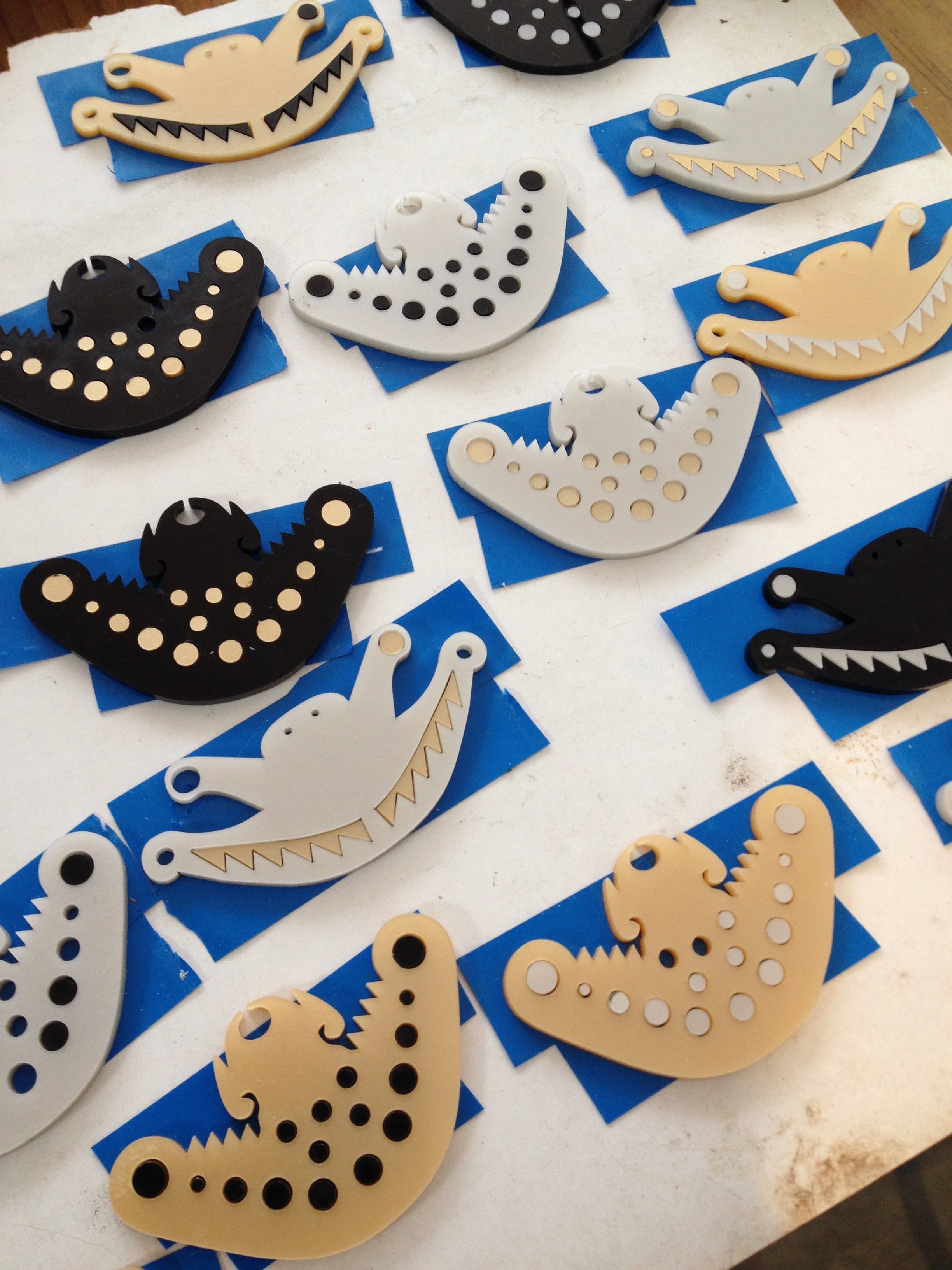 Piezas en proceso de diseño de producto inspiradas en la geometría, el equilibrio y la forma. Broches acrílicos con patrones y simetrías que reflejan la precisión y la poesía en la joyería artesanal de Mariana Shuk.