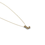 Cadena en oro amarillo 18k con dije inicial L y patrón de corazones vista superior joyería de autor, hecho en Colombia por Mariana Shuk