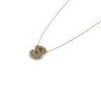 Cadena en oro amarillo 18k con dije inicial S y patrón de corazones vista superior, joyería de autor, hecho en Colombia por Mariana Shuk