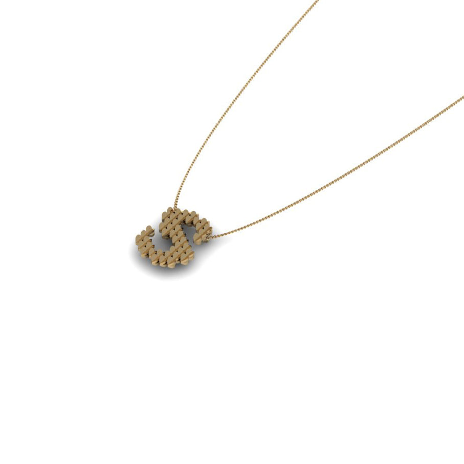 Cadena en oro amarillo 18k con dije inicial S y patrón de corazones vista superior, joyería de autor, hecho en Colombia por Mariana Shuk