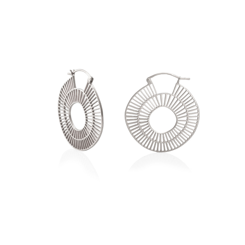 Candongas orgánico en plata 925, vista frontal. Joyería de autor, hecho en Colombia por Mariana Shuk.