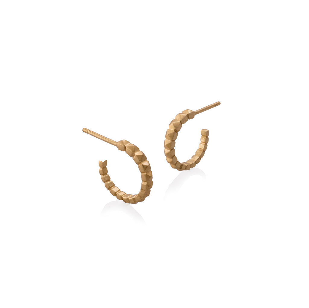 Candongas taches 15mm en plata con enchape en oro amarillo, vista frontal. Joyería de autor, hecho en Colombia por Mariana Shuk.