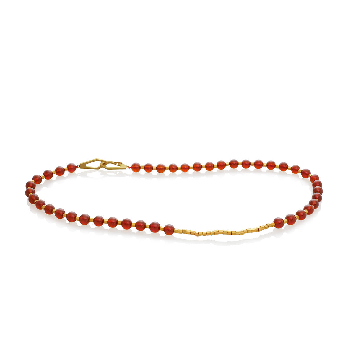 Collar granate heishi bola en vermeil, foto con vista collar completo Joyería artesanal inspirada en energía y equilibrio. Diseños exclusivos, hecho en Colombia por Mariana Shuk.