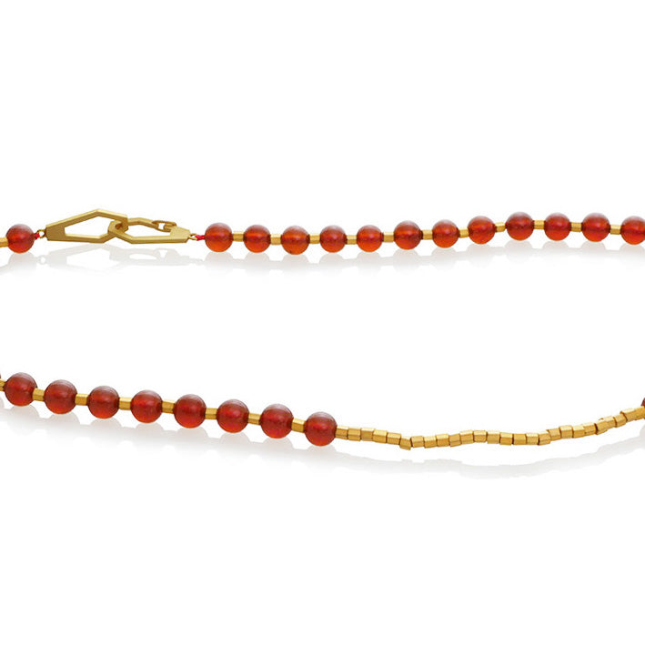 Collar granate heishi bola en vermeil, foto con vista frontal. Joyería artesanal inspirada en energía y equilibrio. Diseños exclusivos, hecho en Colombia por Mariana Shuk.