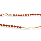 Collar granate heishi bola en vermeil, foto con vista frontal. Joyería artesanal inspirada en energía y equilibrio. Diseños exclusivos, hecho en Colombia por Mariana Shuk.