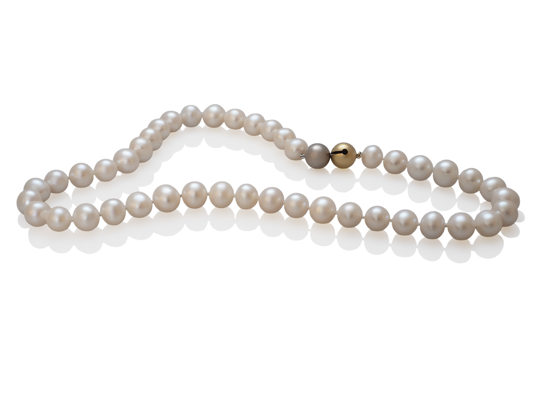 Collar de perlas blancas con broche bola en oro amarillo y oro blanco 
