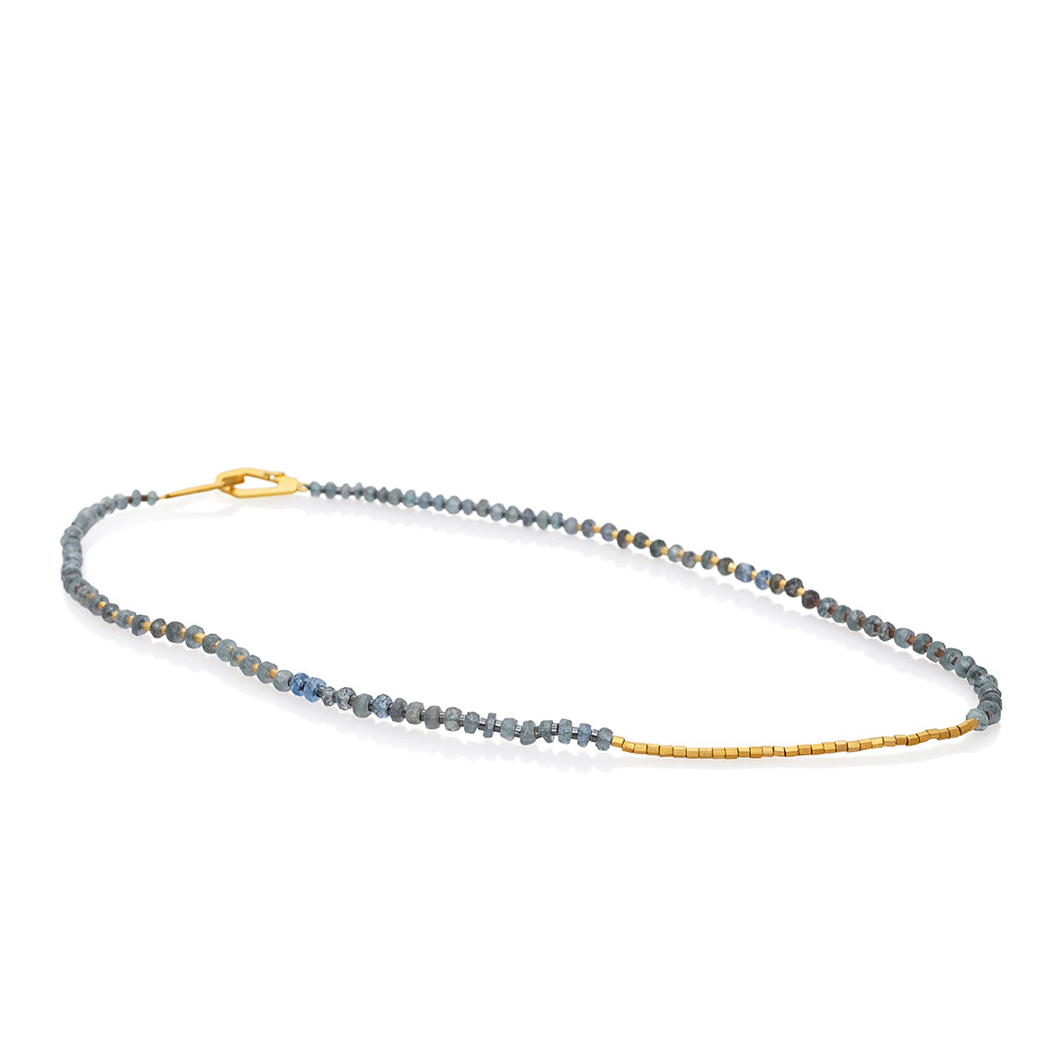 Collar secuencia aguamarina musgo en vermeil, foto con vista lateral. Joyería de autor con piedras naturales y broche dorado. Diseños exclusivos, hecho en Colombia por Mariana Shuk.