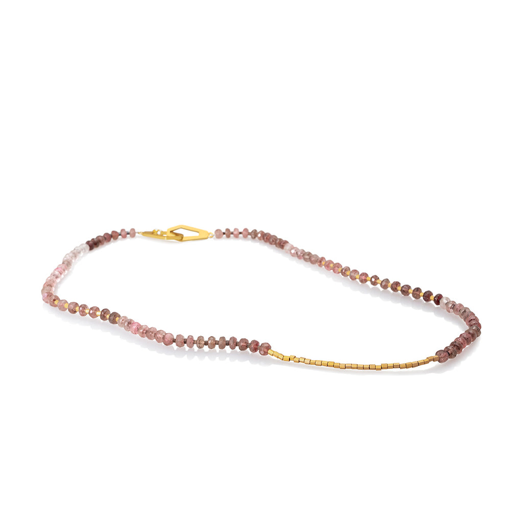 Collar secuencia turmalina rosada, miyuki, broche vermeil, foto con vista completa. Joyería artesanal inspirada en equilibrio y color. Diseños exclusivos, hecho en Colombia por Mariana Shuk.
