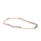 Collar secuencia turmalina rosada, miyuki, broche vermeil, foto con vista completa. Joyería artesanal inspirada en equilibrio y color. Diseños exclusivos, hecho en Colombia por Mariana Shuk.