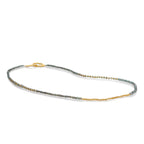 Collar secuencia zafiro verde en vermeil, foto con vista frontal completa. Joyería artesanal inspirada en equilibrio y serenidad. Diseños exclusivos, hecho en Colombia por Mariana Shuk.