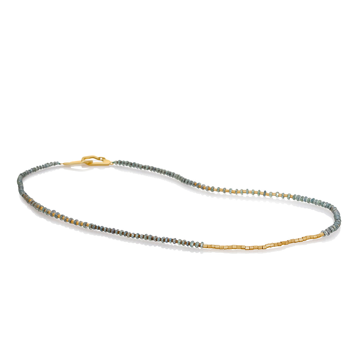 Collar secuencia zafiro verde en vermeil, foto con vista frontal completa. Joyería artesanal inspirada en equilibrio y serenidad. Diseños exclusivos, hecho en Colombia por Mariana Shuk.