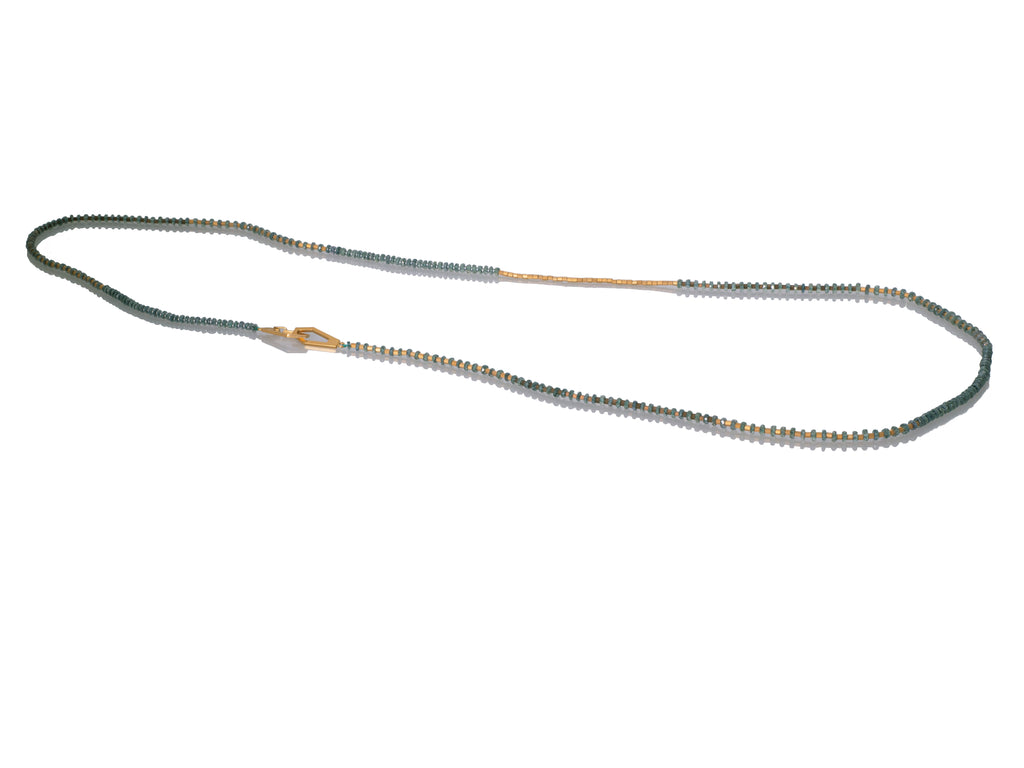 Collar secuencia zafiro verde en vermeil, foto con vista frontal. Joyería artesanal inspirada en equilibrio y serenidad. Diseños exclusivos, hecho en Colombia por Mariana Shuk.