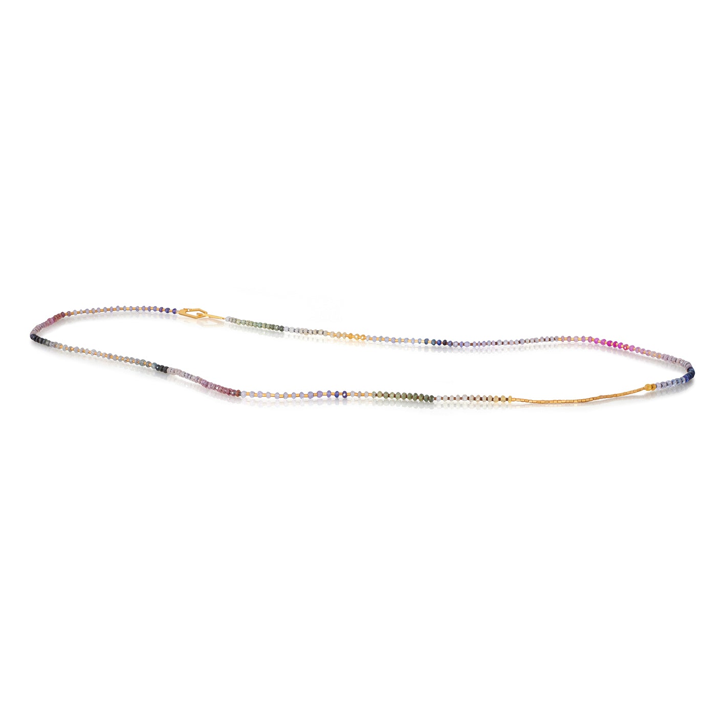 Collar secuencia zafiro multicolor en vermeil, foto con vista frontal. Joyería artesanal inspirada en equilibrio y serenidad. Diseños exclusivos, hecho en Colombia por Mariana Shuk.