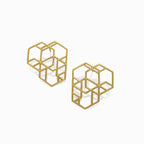 Aretes hexágonos entrelazados grande en plata con enchape de oro, foto frontal. Joyería de autor, hecho en Colombia por Mariana Shuk.