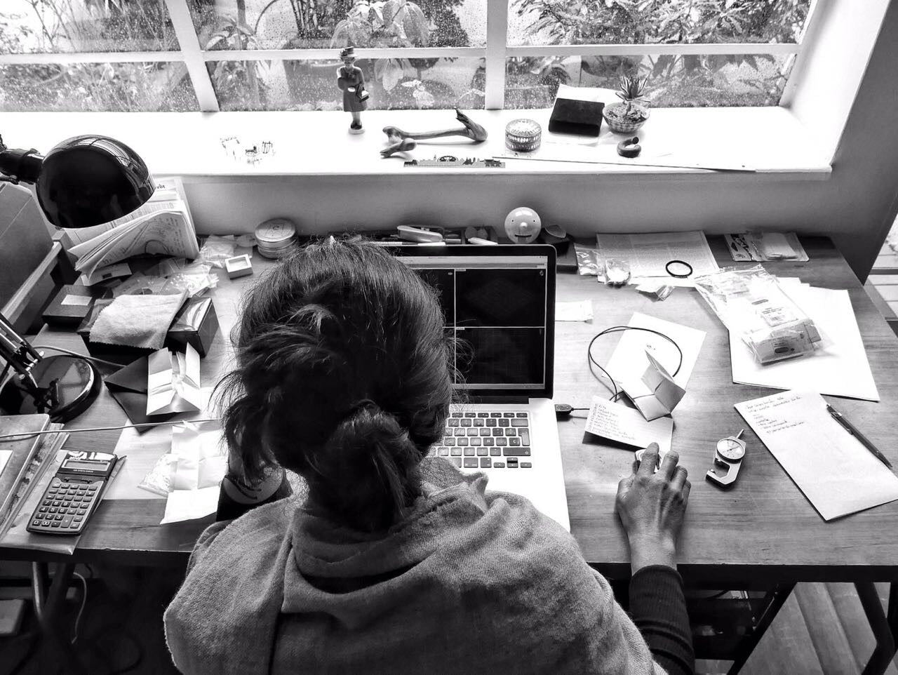 Vista superior de la joyera colombiana Mariana Shuk trabajando en el diseño de joyas en su taller de Bogotá.