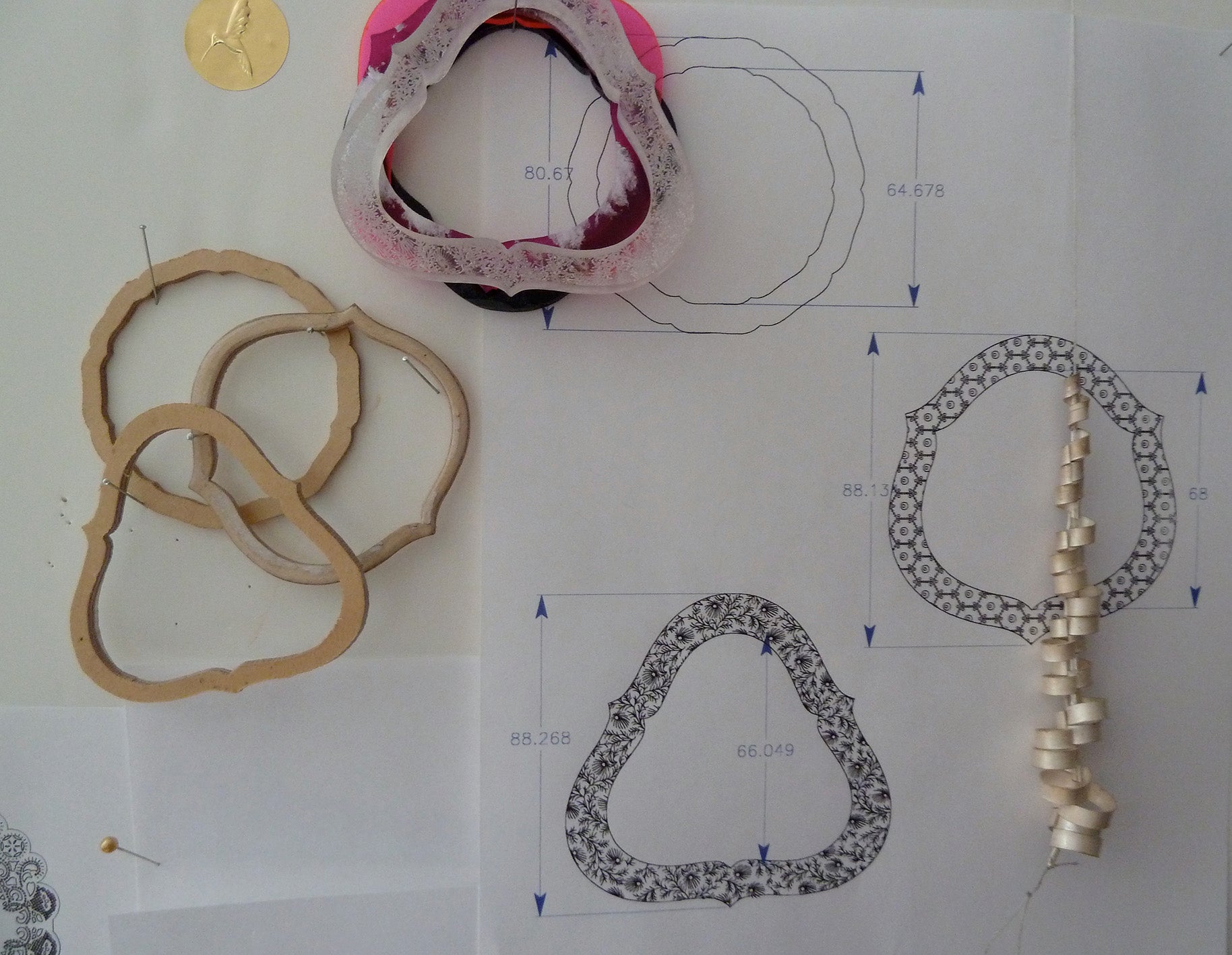 Proceso de diseño de producto de Mariana Shuk que combina plata 925 y acrílico espejado. Bocetos, moldes y ensayos formales que exploran el diálogo entre metal, color y luz en la joyería contemporánea.