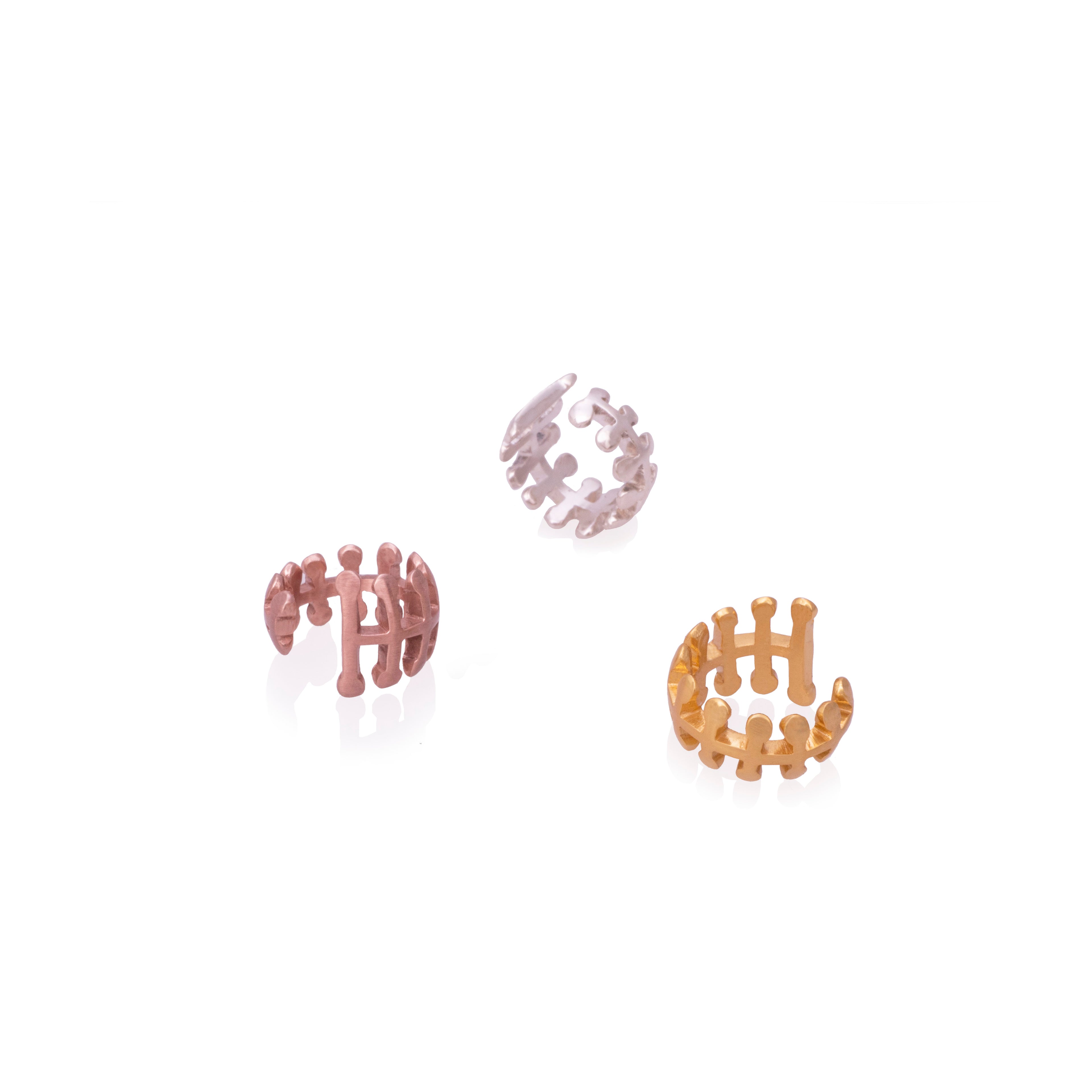 Orejeras líneas y puntos en plata 925, enchape oro amarillo y rosado, foto con vista frontal. Joyería artesanal inspirada en la naturaleza, hecho en Colombia por Mariana Shuk.