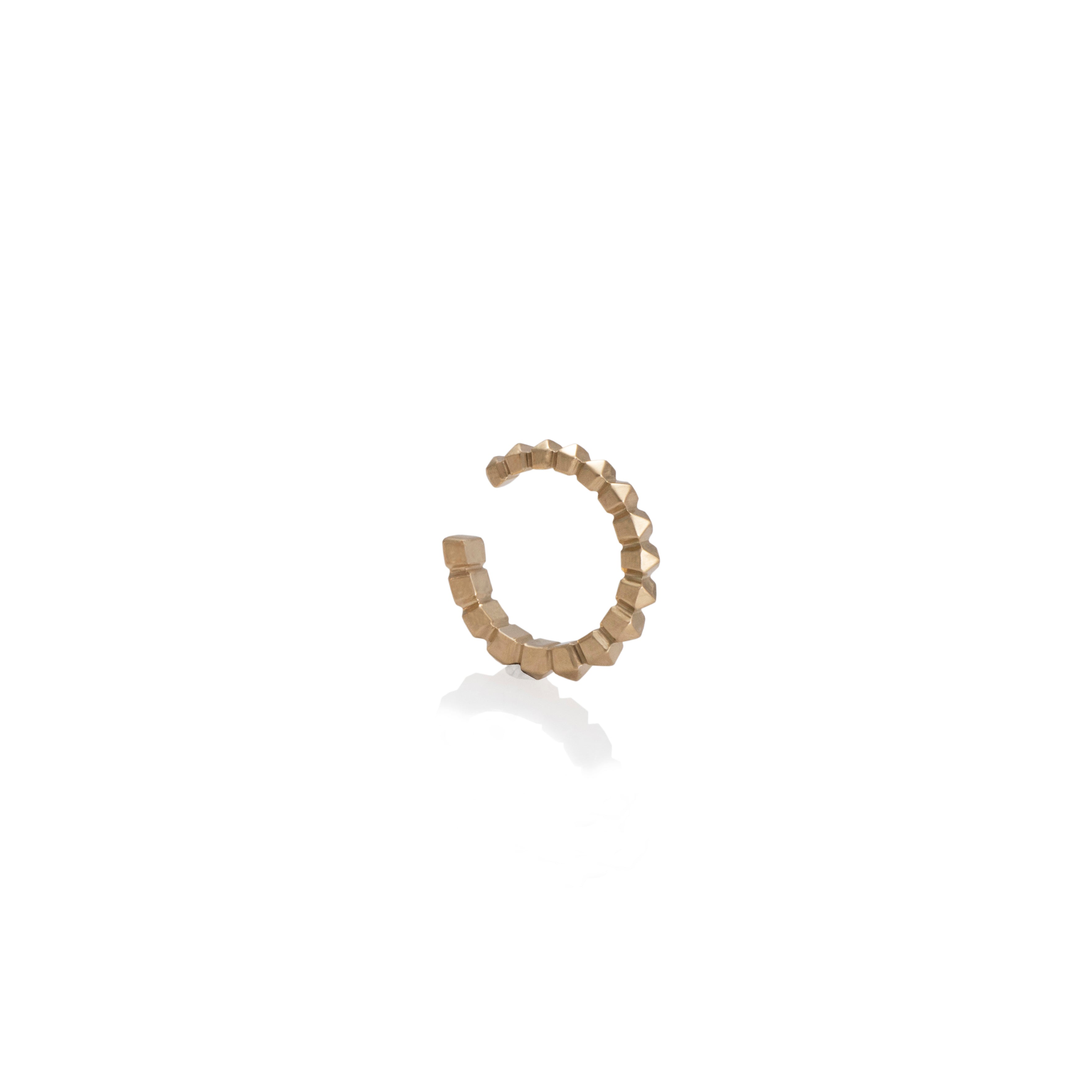 Orejeras con taches en oro amarillo de 18k, vista frontal, alta joyería hecha a mano en Colombia.