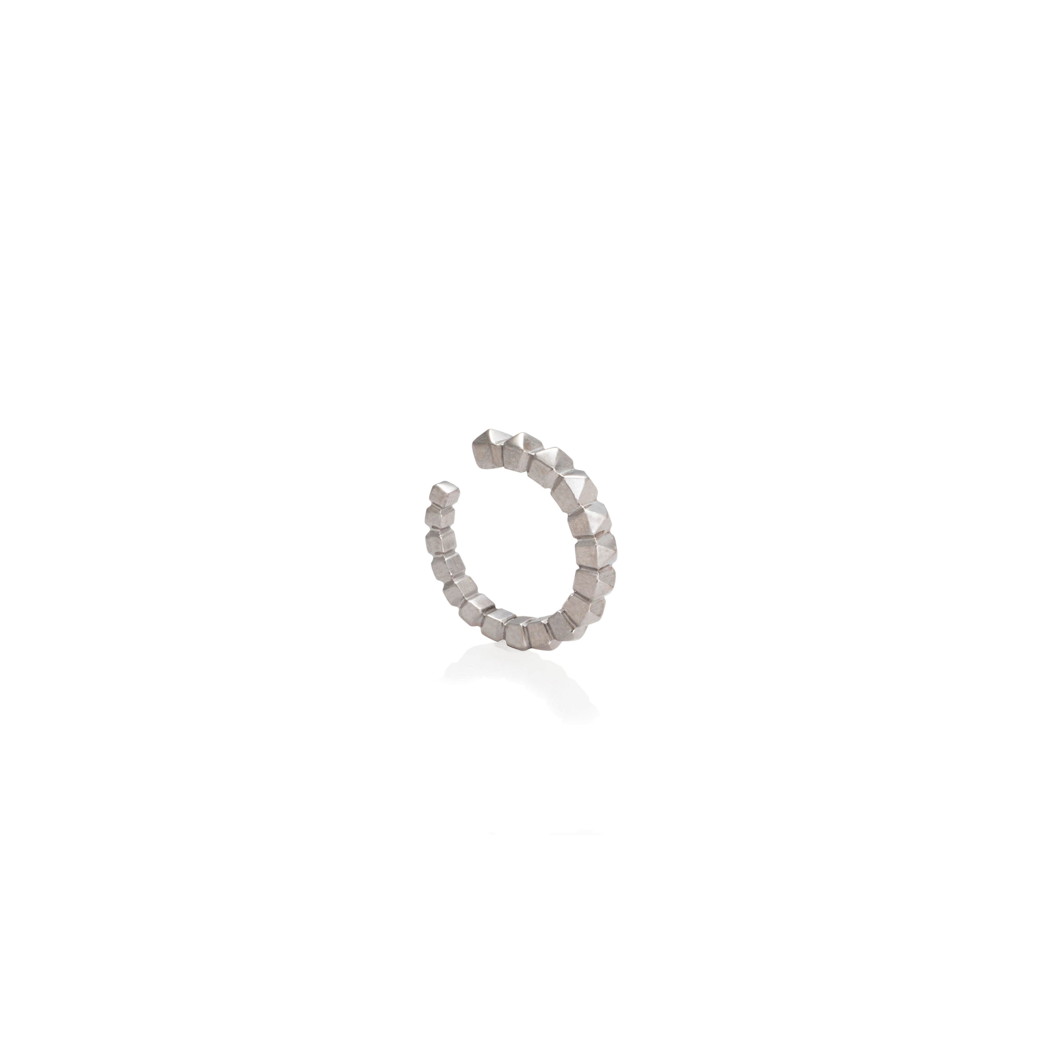 Orejeras con taches en oro blanco de 18k, vista frontal, alta joyería hecha a mano en Colombia.