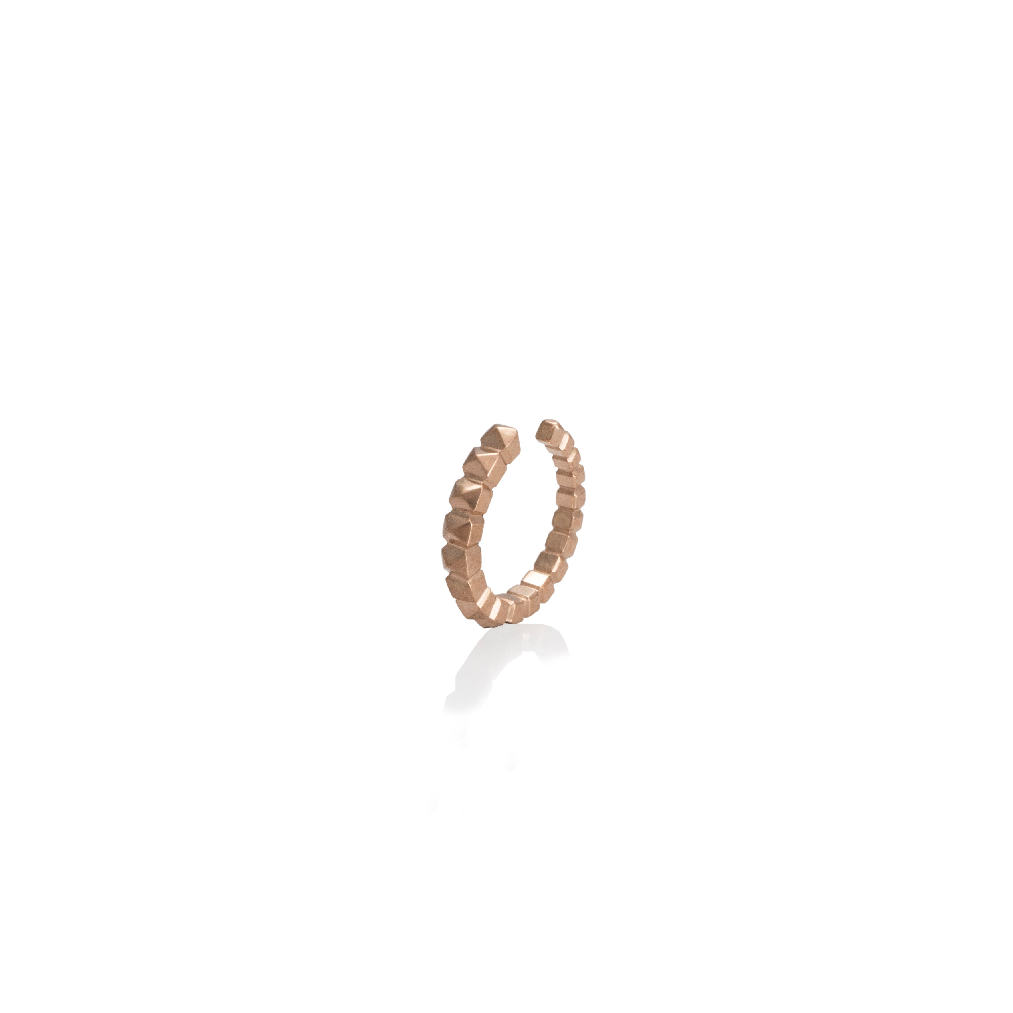 Orejeras con taches en oro rosado de 18k, vista frontal, alta joyería hecha a mano en Colombia.