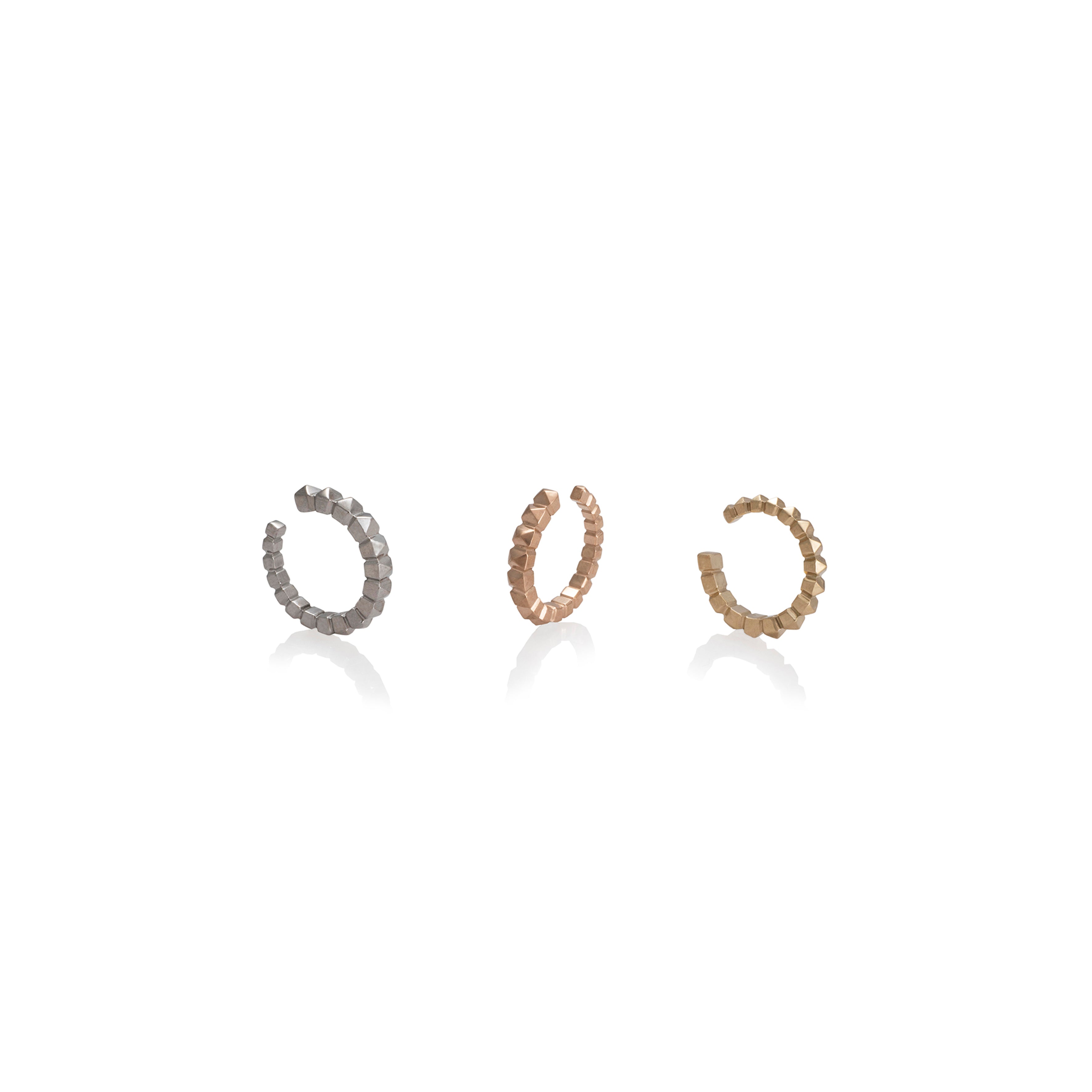 Orejeras taches en plata 925, vista frontal. Joyería de autor, hecho en Colombia por Mariana Shuk.