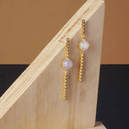 Pendientes móviles con taches y piedra luna lavanda, foto ambientada. Joyería de autor, hecho en Colombia por Mariana Shuk.