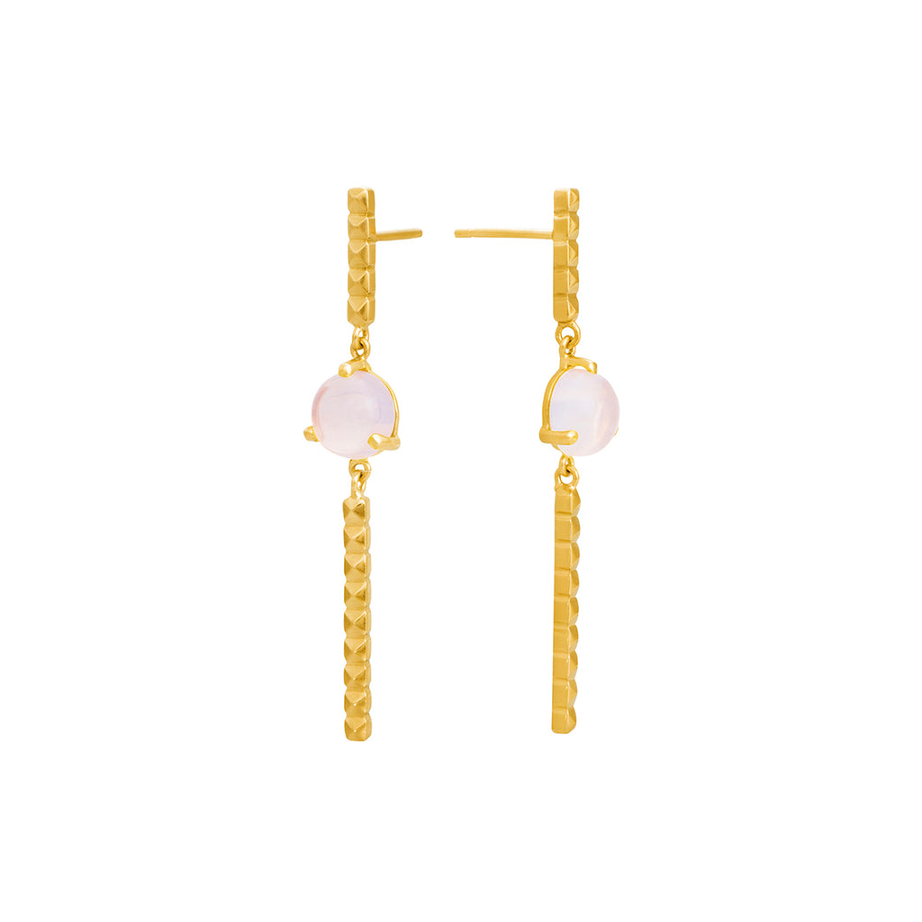 Pendientes móviles con taches y piedra luna lavanda, foto frontal. Joyería de autor, hecho en Colombia por Mariana Shuk.