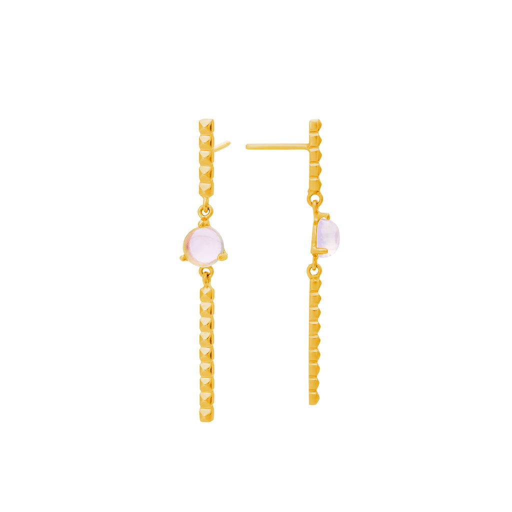 Pendientes móviles con taches y piedra luna lavanda, foto lateral. Joyería de autor, hecho en Colombia por Mariana Shuk.