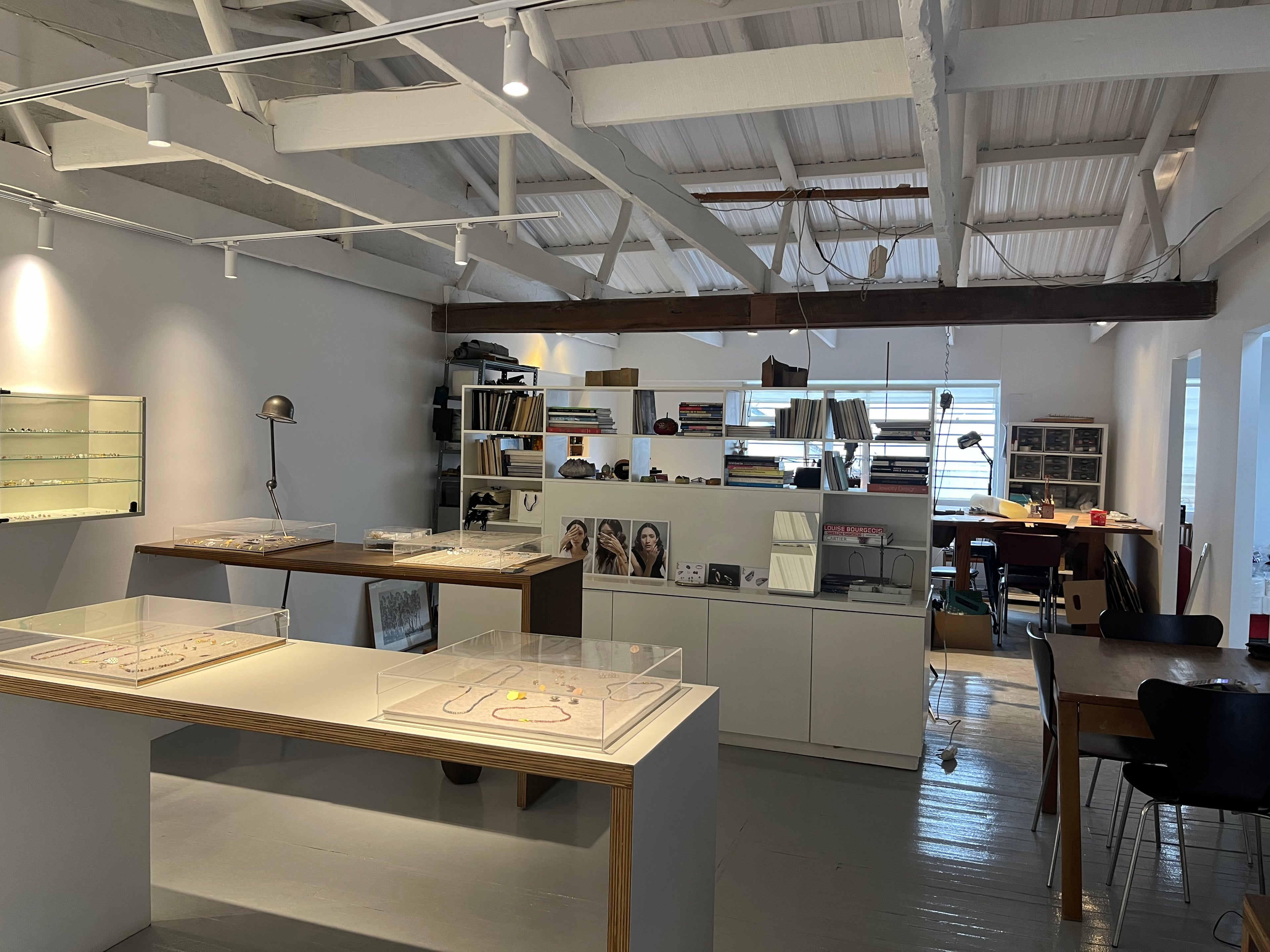 Vista del taller y boutique de Mariana Shuk, un espacio luminoso dedicado al diseño de producto y la creación de joyería artesanal con enfoque contemporáneo.